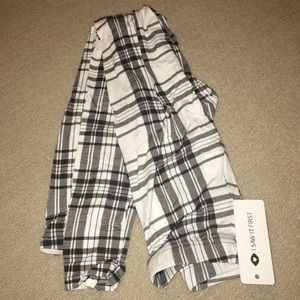 Black and white plaid patterned leggings